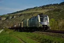 ES 64 U2-068 (182 568) der Wiener Lokalbahn AG mit einen Containerzug gesehen am 15.04.15 bei Thüngersheim.