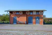 Bahnnebengebäude mit neuen Sanitäranlagen des ehemaligen Bahnhofs Loitz. - 22.04.2015