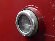 Anders als andere Triebwagen besitzt der Uerdinger Schienenbus keine eingebauten roten Leuchten. So wird beim Wenden eine rote Scheibe vor die Scheinwerfer gesteckt.

Duisburg 25.04.2015