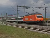 IR 2124 von Konstanz nach Biel, am 06.04.2015 gezogen von der Re 460 063-1 mit easyJet-Werbung, bei der Ausfahrt aus dem Startbahnhof.