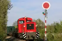 Zu Erhaltungs-arbeiten und um einen derzeit nicht benötigten Holz-zug abzustellen. Rollte MK48.2019 am 23.04.2015 durchs Stainztal. Hier zu sehen beim Deckungssignal Wohlsdorf. 