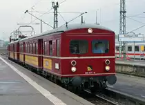 SVG: 1. Abschiedsfahrt mit dem  Roten Heuler  ET 65 zur Eisenbahn-Erlebniswelt Horb am Neckar. Wie anno 1978 fährt der Sonderzug bestehned aus dem 465 005-7 und dem 865 611-8 am 25. April 2015 im noch alten Bahnhof Stuttgart Hbf ein. In absehbarer Zeit wird diese Aufnahme Geschichte sein. Foto: Walter Ruetsch 