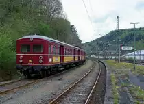 SVG: 1. Abschiedsfahrt mit dem  Roten Heuler  ET 65 zur Eisenbahn-Erlebniswelt Horb am Neckar.  Auf dem hintersten Geleise des Bahnhofs HORB wartete der Sonderzug bestehend aus dem 865 611-8 und dem 465 065-7 am 25. April 2015 auf die abendliche Rückfahrt nach Stuttgart Hbf.
Foto: Walter Ruetsch
 