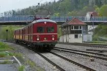 SVG: 1. Abschiedsfahrt mit dem  Roten Heuler  ET 65 zur Eisenbahn-Erlebniswelt Horb am Neckar.
Mit der Elektrifizierung der Hauptstrecke Stuttgart-Ulm im Jahre 1933 wurde auch in Würtemberg eine neue Aera im Eisenbahnverkehr beschritten. Für die Elektrifizierung der Vorortstrecken rund um Stuttgart entwickelte die Maschinenfabrik Esslingen (ME) einen neuartigen Trieb und Steuerwagen für die Deutsche Reichsbahngesellschaft (DRG). Zunächst noch als Baureihe elT 12 und elS 22 bezeichnet, später dann als ET/ES 65 Baureihe 465 (865).
Ueber 45 Jahre lang, von 1933 bis 1978, haben die  filigranen Schwaben  der Baureihe ET 65 Millionen von Fahrgästen zur Arbeit, zur Schule und zu Freizeitaktivitäten begleitet. Die  Roten Heuler  aus Esslingen haben verkehrsgeschichte geschrieben ! Erst 1978 wurde mit der Baureihe 420 ein Nachfolger ins Rennen geschickt und die ET 65 kamen in den verdienten Ruhestand. Das  Knacken und Zischen  der  Roten Heuler  ist aber bis heute unvergessen.
2006/2007 hat die SVG beide Fahrzeuge wieder in Betrieb genommen. Nach rund 8 Jahren im Sonderzugsverkehr fährt der ET 65 nun erneut in den Ruhestand, da eine weitere Hauptuntersuchung sehr teuer ist. Sonderzug bestehend aus dem 465 065-7 und dem 865 611-7 bei der Einfahrt in den Bahnhof Horb mit passendem Stellwerksgebäude.
Foto: Walter Ruetsch