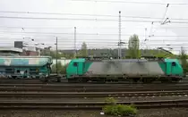 Die Cobra 2822 fährt einem Kurzen Kalkleerzug aus Hagen(D) nach Marche-les-Dames(B) bei der Ausfahrt aus Aachen-West und fährt in Richtung Montzen/Belgien. Aufgenommen vom Bahnsteig in Aachen-West. Bei Regenwolken am Nachmittag vom 25.4.2015.