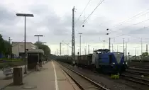 Die V105  Sally  von der Rurtalbahn fährt mit viel Qualm mit einem kurzen Bleizug aus Antwerpen-Lillo(B) nach Stolberg-Hammer bei der Ausfahrt in Aachen-West und fährt in Richtung Aachen-Schanz,Aachen-Hbf,Aachen-Rothe-Erde,Stolberg-Hbf(Rheinland). 
Aufgenommen vom Bahnsteig in Aachen-West bei Sonne und Regenwolken am Nachmittag vom 27.4.2015.