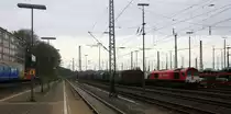 Die Class 66 DE6313 von Crossrail steht in Aachen-West mit einem langen Containerzug aus Milano(I) nach Zeebrugge-Ramskapelle(B) und wartet auf die Abfahrt nach Belgien.
Aufgenommen vom Bahnsteig in Aachen-West bei Sonne und Regenwolken am Nachmittag vom 27.4.2015.
