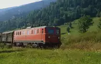 Zwischen Schladming und Haus ist im August 1980 die 1010.15 mit einem Güterzug unterwegs