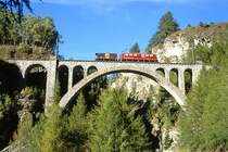 RhB G�terzug 5747 von Samedan nach Scuol am 07.10.1999 auf Val Tuoi-Viadukt mit E-Lok Ge 6/6 II 705 - Gbkv. Hinweis: gescanntes Dia
