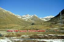 RhB Schnellzug 444 von Tirano nach St.Moritz am 08.10.1999 kurz vor Diavolezza mit Triebwagen ABe 4/4 II 47 - AB 1541 - BD 2472 - B 2309 - Rw 8242 - Gbkv 5613 - Hinweis: gescanntes Dia

