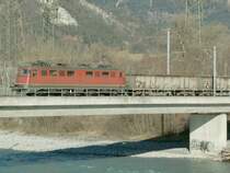 Eine Ae 6/6 vor einem G�terzug am 09.02.07 auf der Rheinbr�cke bei Bad Ragaz.Das seitliche Kantonswappen fehlt!