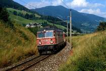 Ziemlich ausgeblichen ist die 1042.534, als sie im September 1986 einen Regionalzug bei Schladming befördert