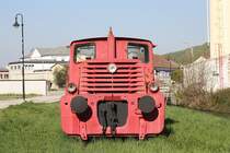 Auf einem Gleisrest der ehemaligen Anschlussbahn der ÖSPAG in Wilhelmsburg steht die JW DH200 B26T. Die Lok mit der Fabriksnummer 3.511.028, Baujahr 1961, kam 1996 vom Konsum Liesing zur ÖSPAG. Bild vom 19.April 2015.