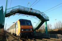 SNCF 26162. Sehr dicht rauscht der Schnellzug mit hoher Geschwindigkeit an mir vorbei. Der Luftzug reisst mir die M�tze vom Kopf. �brigens, diese sch�ne Fu�g�ngerbr�cke habe ich diesmal ganz im Bild, im Oktober 2006 habe ich leider nicht so darauf geachtet. Bartenheim im Elsass am 2.2.2007.