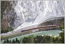 RE1249 mit der Ge 4/4 II 617  Ilanz  zwischen Valendas-Sagogn und Versam-Safien. (27.04.2015)