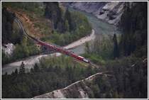 Die Vorderrheinschlucht zwischen Trin und Castrisch ist das Ergebniss eines riesigen Bergsturzes vor rund 9500 Jahren. Der Rhein hat sich mit der Zeit durch den kalkigen Schuttkegel gefressen und bildet so heute die phantastische Schlucht Ruinaulta, oder auch schon mal Grand Canon of Switzerland genannt. Es gibt drei Möglichkeiten die Schlucht zu erkunden, zu Fuss, mit dem Kajak/Raft oder mit der Rhätischen Bahn. Von Trin Mulin oder Flims erreicht man nach rund einer Stunde Wanderzeit die Abbruchkante bei Conn, von wo man die halbe Schlucht überblicken kann.
RE1232 mit der Ge 4/4 II 616  Filisur  auf der Vordrrheinbrücke zwischen Trin und Versm-Safien. (27.04.2015)