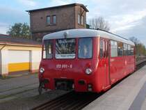 Für den defekten 772 345 hat die PRESS Ersatz gefunden und setzt momentan den 172 001 von der Neustrelitzer Hafenbahn wieder zwischen Bergen/Rügen und Lauterbach Mole ein.Wie 772 345 ist auch der 172 001 ohne Beiwagen im Einsatz.Am Abend vom 27.April 2015 fotografierte ich den LVT in Bergen/Rügen. 