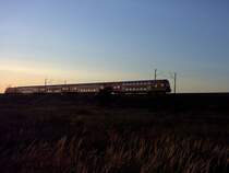 Hier f�hrt Regionalbahn 10 von Nauen nach Spandau. Die Abendsonne h�llt den Zug in ein wundersch�nes Rot. Ein tolles Bild!