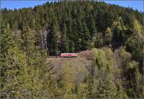 Vom Vierbahnenblick betrachtet, verliert sich 217 012-4 der Pfalzbahn schon wieder im Wald, nicht im Pfälzer-, sondern im Schwarz-Wald. Rechts erkennt man noch den Dreibahnenblick über dem Gaislochtunnel, dessen Offenburger Portal noch andeutungsweise zu erkennen ist. Triberg, April 2015.