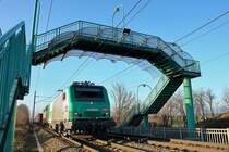 SNCF 437058. Dieses Bild d�rfte Harald Neumann und Konstantin Krieter auch gefallen, denn diesmal ist die ganze Fu�g�ngerbr�cke im Bild zu sehen. Es dauerte einige Zeit, um diesen Fotopunkt vom Oktober 2006 wieder zufinden. Bartenheim im Elsass am 2.2.2007