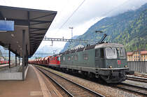 Die noch grüne und mit runden Lampen versehene Re 6/6 11646  Bussigny  wartet zusammen mit der Re 4/4 III 11351 und einem Holcim-Kieszug im Bahnhof Erstfeld auf die Weiterfahrt in Richtung Norden, aufgenommen am 28.04.2015