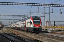 RABe 511 017 durchfährt den Bahnhof Muttenz. Die Aufnahme stammt vom 13.02.2015.