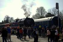 Großer  Bahnhof  in Brandys nad Labem, als 475 179 von der örtlichen Feuerwehr mit
Wasser versorgt wird.Belichtung leider grenzwertig!!  25.04.2014 10:03 Uhr.
