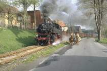 DR Dampflok 86 1001-6 mit einem G�terzug im Mai 1983 bei Walthersdorf im Erzgebirge(Archiv P.Walter)