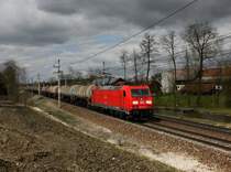 Die 185 316 mit einem Kesselzug am 03.04.2015 unterwegs bei Kimpling.