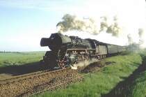 Im Mai 1983 noch!! ein allt�gliches Bild in der DDR. 
Lok 41 1103-5 mit einem Schnellzug (Archiv P.Walter)