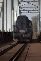 Ein kurzer Lokzug der UNIPETROL , am Schluß läuft 740 824-8 befährt die Elbbrücke bei Neratovice, selbige kann bds als Fußgängerbrücke genutzt werden und der Fotograf steht auf einem Überweg hinter der Brücke. 25.04.2014 10:52 Uhr
