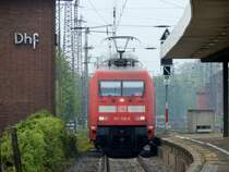 101 136-0 kommmt mit einen IC in den Duisburger Hbf eingefahren. Links sieht man die Bezeichnung des Stellwerks am Duisburger Hbf.

Duisburg 25.04.2015