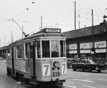 København / Kopenhagen Københavns Sporveje (KS) SL 7 (Tw 618) Nørrebro station / S-Bf Nørrebro im Juli 1967. - Ursprünglich hatte der Grossraum- / Drehgestelltriebwagen die Nummer 556 bei der KS. 1934 kaufte die Nordsjællands Elektricitets- og Sporvejs-Aktieselskab (NESA) die Tw 547-556, die dann die Nummern 921-930 hatten. Nachdem die NESA 1952/53 ihre Strassenbahnstrecken geschlossen hatte, übernahm die KS wieder diese Drehgestellwagen, die danach 609 - 618 hiessen.