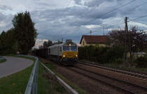Das Licht für den Güterzug kurz nach Acht reichte am 27.04.15 gerade noch aus. Es war aber nicht der gemischte Güterzug, der nämlich über eine halbe Stunde später als eine  lange Leine  und einer hämmernden 233 des Weges kam, sondern eine Sonderleistung. Man nennt diese Ganzzüge auch  Petrolkokser , hier um 20:03 Uhr mit 247 049-0. 