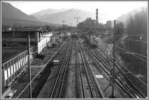 Bahnhof Untervaz mit Kehrichtverbrennungsanlage Blickrichtung Chur. Rechts das Dreischienenanschlussgeleise zum Holcim Zementwerk. Die Geleiseanlagen werden zur Zeit total umgebaut. (09.02.2007)