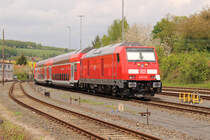 Auch die 245 020 war am 26.04.2015 in Glauburg-Stockheim zu sehen, allerdings mußte man dafür ganz ans Ende des Mittelbahnsteigs pilgern. Dort stand sie dann mit einer Dosto-Garnitur am Haken, am Wochenende wird doch etwas weniger rollendes Material gebraucht.