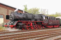 Da es ja im Netz der DB kaum noch dampflokfähige Infrastruktur gibt, mußte die 50 3552 der Museumseisenbahn Hanau am 26.04.2015 in Glauburg-Stockheim auch zurückdrücken, um dann im Bereich der Abstellgleise von der Feuerwehr mit Wasser  befüllt zu werden. Leider war das natürlich im Schatten, von der Sonnenseite am Ende des Mittelbahnsteigs war davon nichts zu sehen, aber dafür eben viel besseres Licht