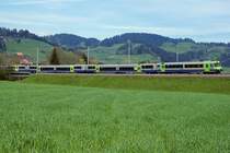 BLS: S2 Laupen BE–Bern–Konolfingen–Langnau im Emmental bestehend aus einem RBDe 565 Pendel mit zwei  JUMBO WAGEN  (entstanden aus alten vierachsigen SBB Personenwagen) kurz vor Langnau im Emmental unterwegs am 29. April 2015.
Foto: Walter Ruetsch