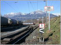Die Schmalspur endet mitten in der Weiche. IC2000 passiert die Holcim �bergabegruppe auf dem Weg nach Chur. Rechts der Damm mit der RhB Strecke nach Landquart, im Hintergrund Falknis und Vilan.
(09.02.2007)
