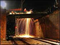 Nochmal ein Blick auf die Abrissarbeiten am Falkenberger Kreuzungsbauwerk S�d. Die Schneidarbeiten beim Abtrennen der Behelfsbr�ckensegmente geben einen tollen Effekt ab. Falkenberg/Elster, 06.02.07