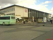 Das Empfangsgeb�ude des Hauptbahnhofes in W�rzburg am 09.02.2007. Dies ist ein typischer Nachkriegsbahnhof. Seine Er�ffnung erfolgte im Jahre 1954 und wurde bis heute nur geringf�gig ver�ndert.