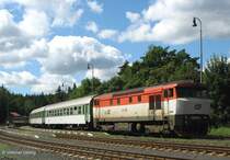 749 224 hat von Ceska Lipa (Böhmisch Leipa) kommend in Jedlova (Tannenberg) die Ankunft des 810 315 als Os 2630/1 aus Decin (Tetschen-Bodenbach) abgewartet und fährt als Sp 1810 weiter nach Rumburk (Rumburg) - 15.07.2006
