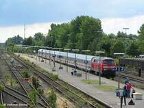 218 465 mit dem InterCity 2124  FEHMARN  aus Frankfurt(Main) bei Einfahrt in Puttgarden - 10.08.2006
