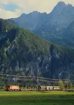 Erfreulicherweise pünktlich war 1245 516-8 mit ihrer Übergabe aus Sillian, denn die Schatten der Berge hatten fast schon die Bahnstrecke erreicht. Im September 1995, als diese Aufnahme kurz vor Lienz entstand, war das Ende des 1245-Einsatzes in Kärnten bereits abzusehen.