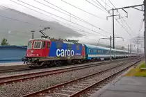Re 421 371-6 braust am frühen Morgen bei strömendem Regenwetter mit dem EN 466 aus Budapest nach Zürich HB bei Bilten vorüber.Bild vom 1.5.2015