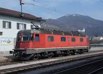 SBB: Re 6/6 11654  VILLENEUVE  in Oensingen vor der Kulisse des Schlosses Neu-Bechburg am 18. März 2015.
Foto: Walter Ruetsch