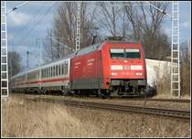 Hier zu sehen ist der IC 2377 gezogen von der Br 101 137-8 vom Ostseebad Binz nach Karlsruhe. Aufgenommen wurde das Bild am 10.2.07 kurz vor erreichen des Rostocker Hbf&acute;s.
