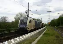 ES 64 U2-068(182 568) der Wiener Lokalbahn kommt aus Richtung Köln mit einem langen Containerzug aus Duisburg-Rheinhausen(D) nach Budapest(H) und fährt in Richtung Koblenz. Aufegenommen auf der Rechten Rheinstrecke (KBS 465) in (Rhöndorf am Rhein).
Bei Sonne Wolken am Nachmittag  vom 29.4.2015.