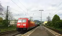 185 201-1 DB  kommt durch Bad-Honnef am Rhein mit einem kurzen gemischten Güterzug aus  Richtung Köln und fährt in Richtung Koblenz auf der rechten Rheinstrecke(KBS 465). Bei Sonne und Wolken am Nachmittag vom 29.4.2015.