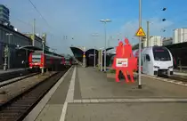 Rheinland-Pfalz-Takt im 30er-Knoten Kaiserslautern Hbf.
V.l.n.r. im Bild: 425 213 als S1 nach Homburg/Saar auf Gleis 1, unbekannter  Desiro  als RB65 nach Bingen (Rhein) auf GLeis 2 und ein SÜWEX (BR 429) nach Koblenz Hbf auf Gleis 3. Im Hintergrund zu sehen ist die RB nach Pirmasens auf Gleis 5 und nicht zu sehen auf Gleis 4 die S-Bahn Richtung Mannheim.

Kaiserlautern, der 17.04.2015